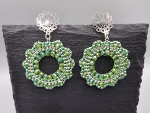 Handgefertigte Ohrringe „Wiesenblüte“ – grün, funkelnd & einzigartig